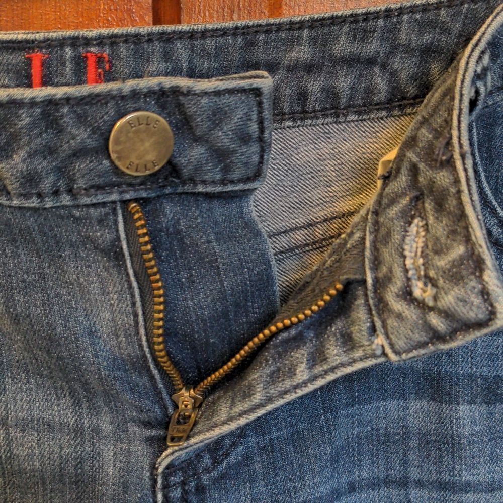 2 for $20 Elle Medium Wash Distressed Denim Rolled Leg Jean Shorts Sz 4 - Picture 6 of 10